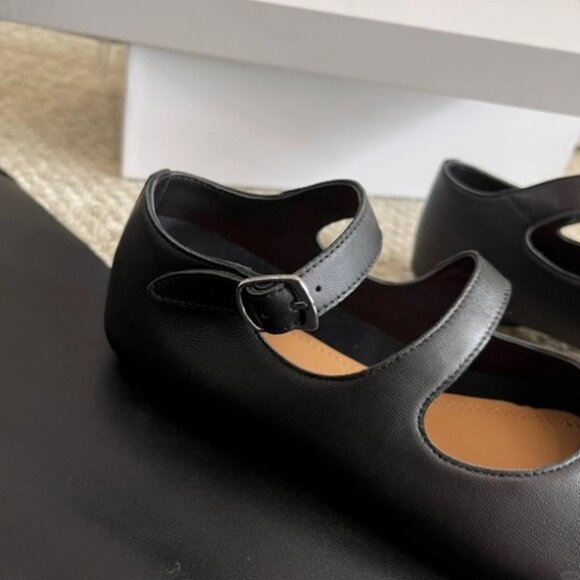 Margiela Tabi Shoes – Black Split-Toe Style - Picture 2 of 5